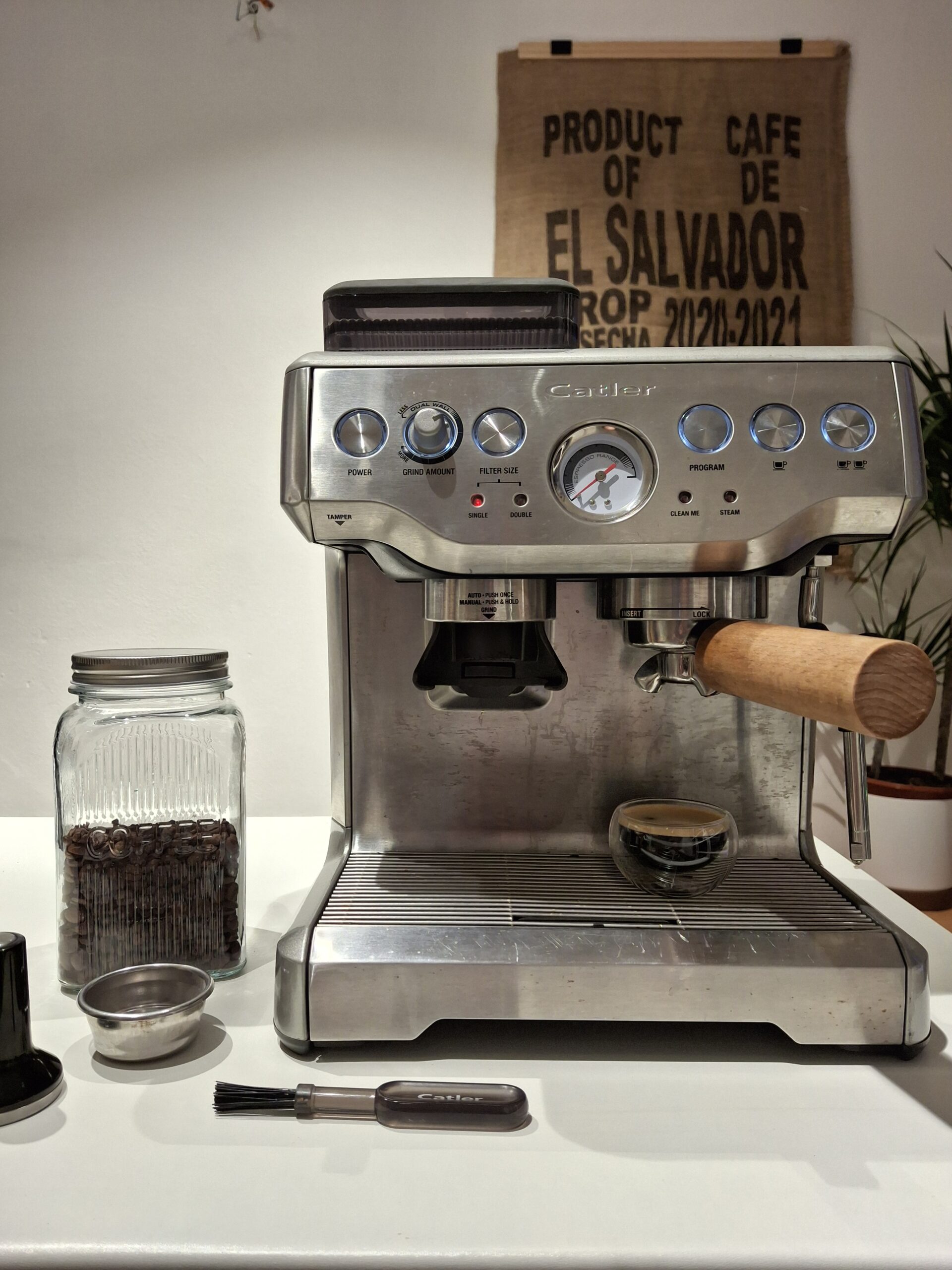 Pákový kávovar Catler s mlýnkem